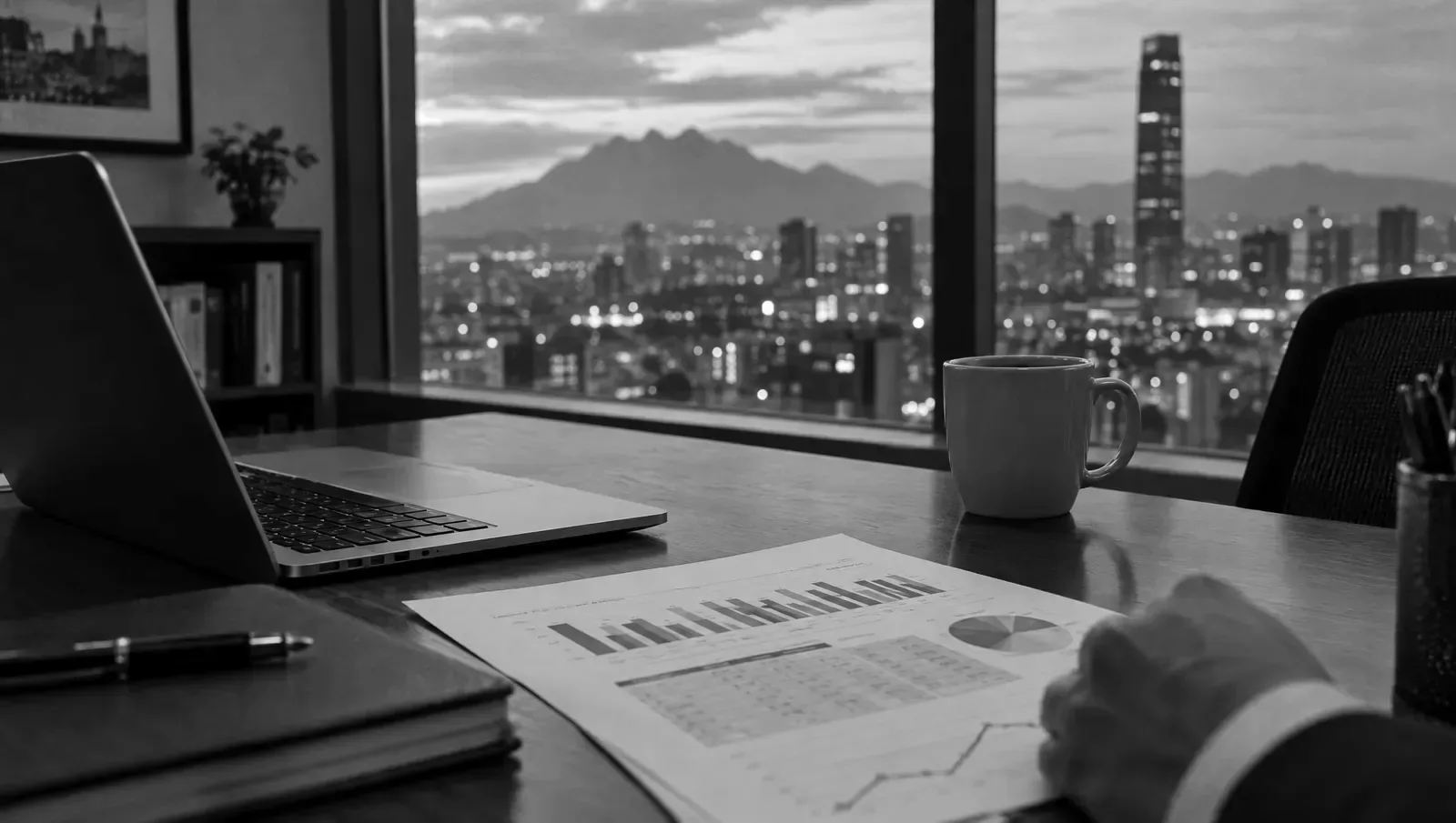 Dirección de una distribuidora industrial revisando el informe